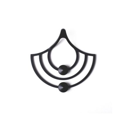 Μία κρεμάστρα με κοπή λέιζερ μαύρη μονή