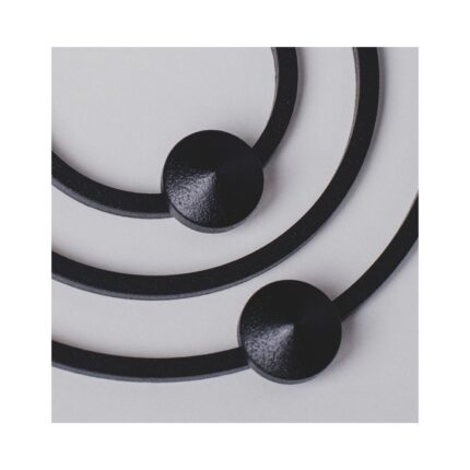 Μία κρεμάστρα με κοπή λέιζερ μαύρη μονή σε μεγέθυνση