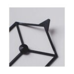 Μία κρεμάστρα με κοπή λέιζερ γεωμετρική μαύρη μονή σε μεγέθυνση