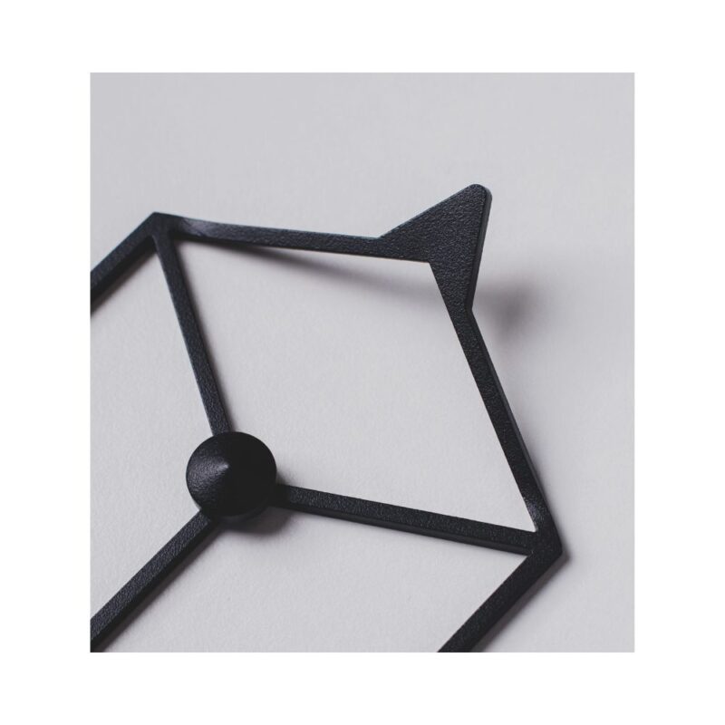 Μία κρεμάστρα με κοπή λέιζερ γεωμετρική μαύρη μονή σε μεγέθυνση