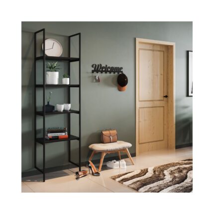 Ένα μοντέρνο δωμάτιο με μεταλλική βιβλιοθήκη και κρεμάστρα welcome