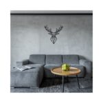 Ένα μίνιμαλ σαλόνι σε γκρι αποχρώσεις με καναπέ, τραπεζάκι και γεωμετρικό μεταλλικό διακοσμητικό ελάφι στον τοίχο