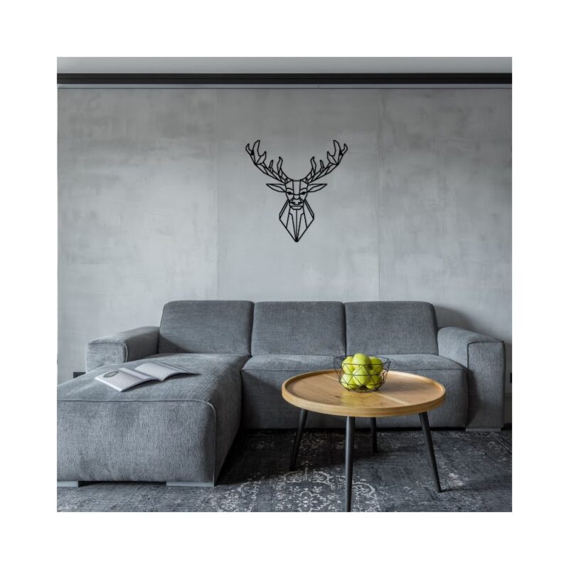 Ένα μίνιμαλ σαλόνι σε γκρι αποχρώσεις με καναπέ, τραπεζάκι και γεωμετρικό μεταλλικό διακοσμητικό ελάφι στον τοίχο