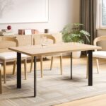 Ένα τραπέζι τραπεζαρίας με ξύλινη επιφάνεια και τέσσερα μονά πόδια μεταλλικά σε μαύρο χρώμα με φαλτσαριστό σχέδιο