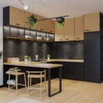 Ένα μαύρο μεταλλικό πόδι για πάγκο κουζίνας τοποθετημένο σε κουζίνα μαύρου χρώματος και φυσικού ξύλου