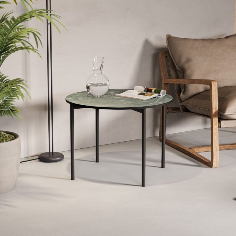 Μία μεταλλική βάση για βοηθητικό τραπεζάκι σαλονιού σε μαύρο χρώμα σε λευκό σαλόνι