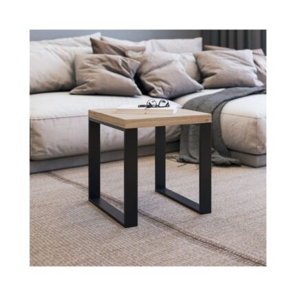 Ένα τραπεζάκι σαλονιού με μαύρα μεταλλικά πόδια και ξύλινη επιφάνεια