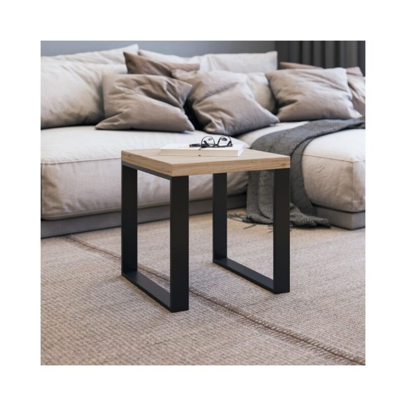 Ένα τραπεζάκι σαλονιού με μαύρα μεταλλικά πόδια και ξύλινη επιφάνεια