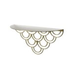 Ένα ράφι με κοπή λέιζερ χρυσό