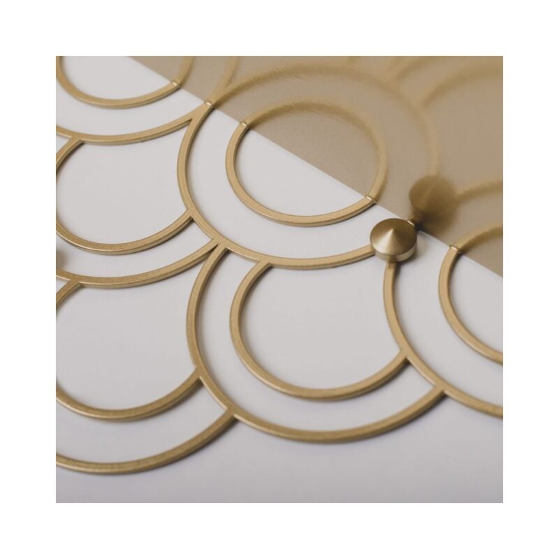 Ένα ράφι με κοπή λέιζερ χρυσό σε μεγέθυνση