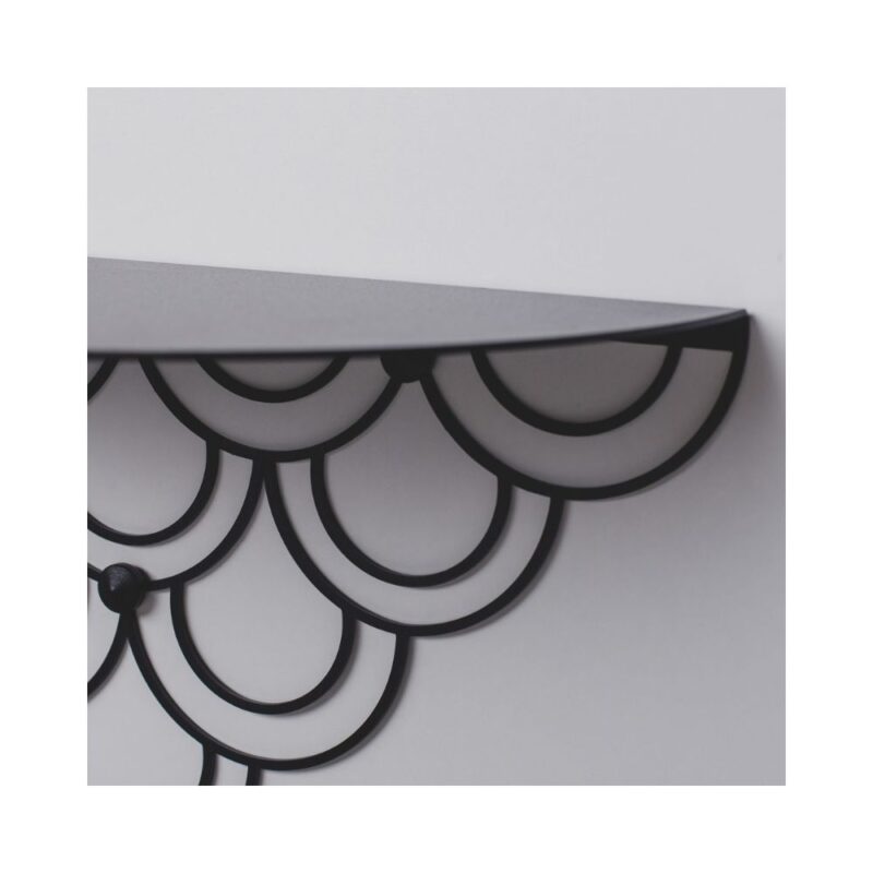 Ένα ράφι με κοπή λέιζερ μαύρο σε μεγέθυνση