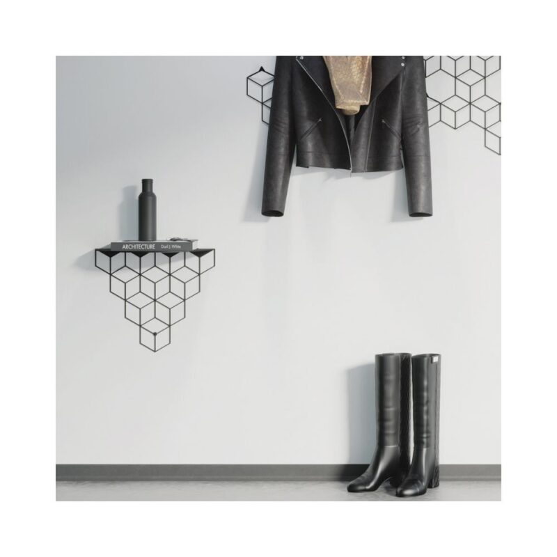 Ένα γεωμετρικό μαύρο ράφι σε τοίχο κάτω από μία γεωμετρική μαύρη κρεμάστρα