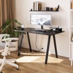 Μία μεταλλική βάση γραφείου εργασίας σε μαύρο χρώμα με πόδια σε σχήμα Λ με μαύρη επιφάνεια.