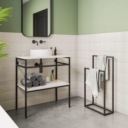 Ένα μοντέρνο industrial μπάνιο με μία μαύρη μεταλλική κατασκευή για έπιπλο νιπτήρα και μία μαύρη μεταλλική επιδαπέδια βάση για πετσέτες