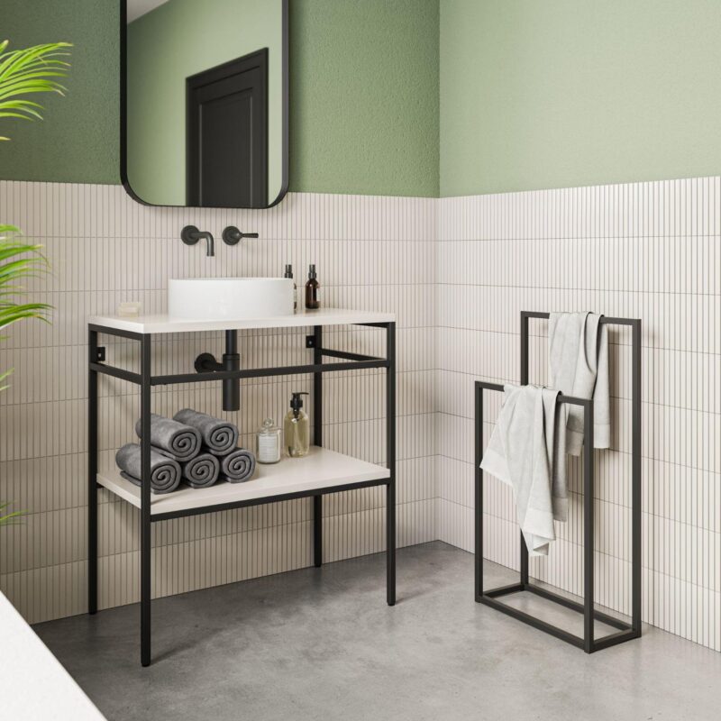 Ένα μοντέρνο industrial μπάνιο με μία μαύρη μεταλλική κατασκευή για έπιπλο νιπτήρα και μία μαύρη μεταλλική επιδαπέδια βάση για πετσέτες