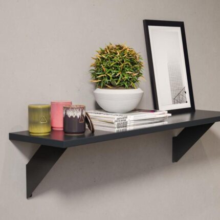 Ένα ράφι με τις μεταλλικές βάσεις στήριξης τοποθετημένες από την κάτω μεριά