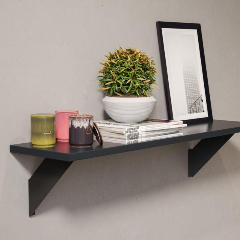 Ένα ράφι με τις μεταλλικές βάσεις στήριξης τοποθετημένες από την κάτω μεριά