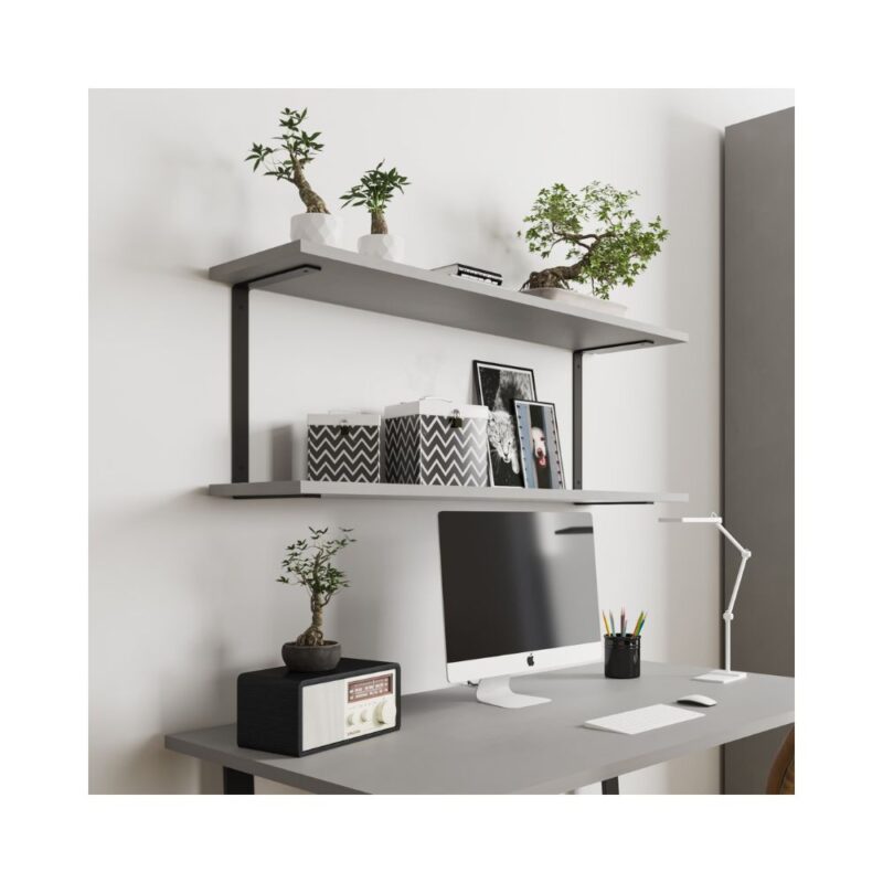 Ένα γραφείο με υπολογιστή και από πάνω δύο ράφια που στηρίζονται με δύο μαύρες μεταλλικές βάσεις