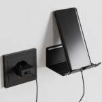 Μία μεταλλική βάση φόρτισης συσκευών με ένα κινητό που φορτίζει