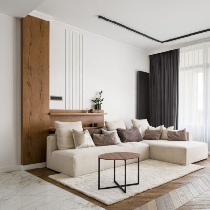 Ένα βοηθητικό τραπεζάκι σαλονιού σε σχήμα δύο γεωμετρικών τετραγώνων που τέμνονται σε σαλόνι με λευκό καναπέ